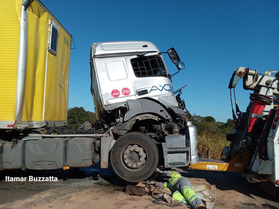 Acidente entre três caminhões no macro anel de Campo grande deixa trânsito lento, mas sem vítimas 