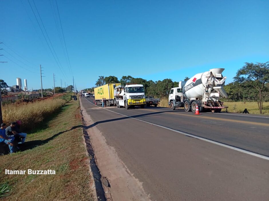 Acidente entre três caminhões no macro anel de Campo grande deixa trânsito lento, mas sem vítimas 