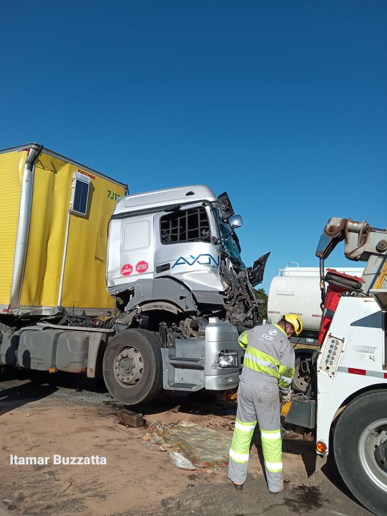 Acidente entre três caminhões no macro anel de Campo grande deixa trânsito lento, mas sem vítimas 