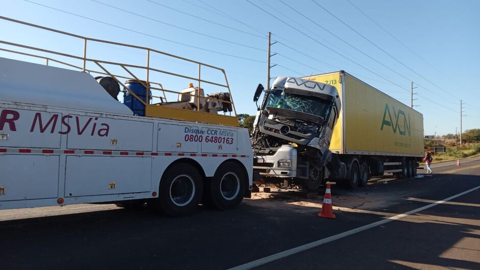 Acidente entre três caminhões no macro anel de Campo grande deixa trânsito lento, mas sem vítimas 