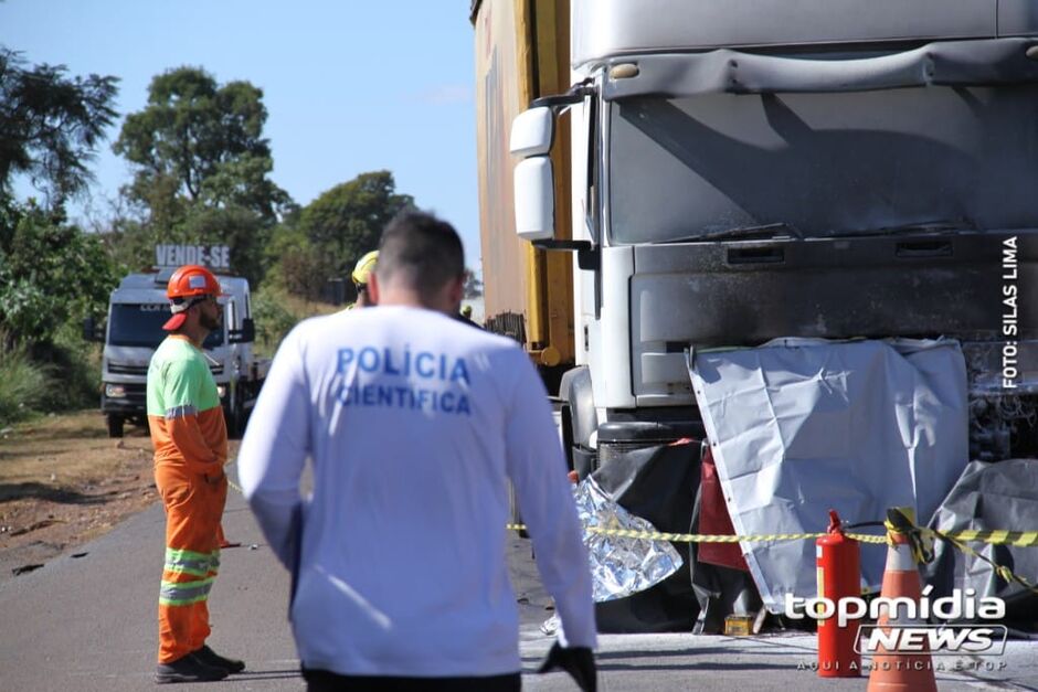 Motociclista colidiu frontalmente com a carreta