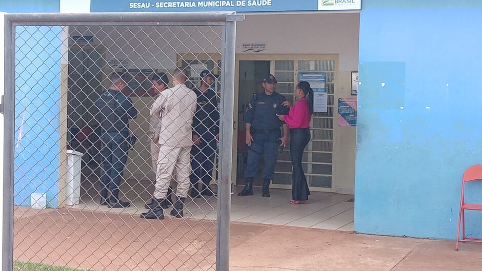 Militares e a GCM no posto de saúde onde vítima pediu ajuda