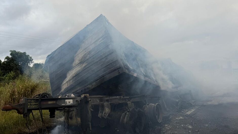 Carreta carregada com algodão pega fogo e deixa vagão destruído em Nova Andradina