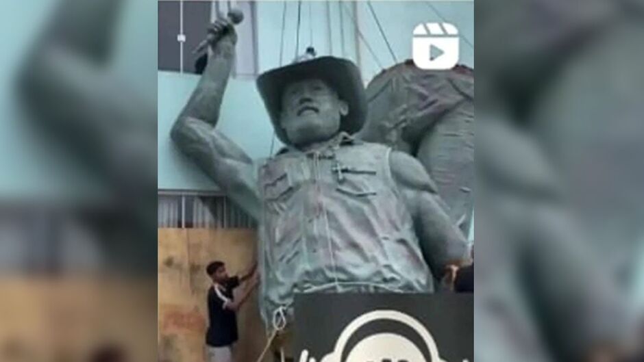 Para a família, a estátua é nada parecida com o músico e estão se sentindo devastados com a situação