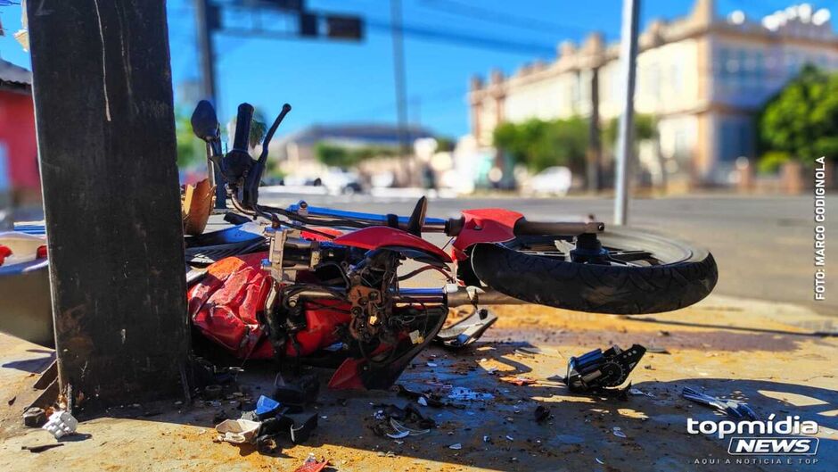 A moto foi prensada entre o veículo e o semáforo, ficando totalmente destruída