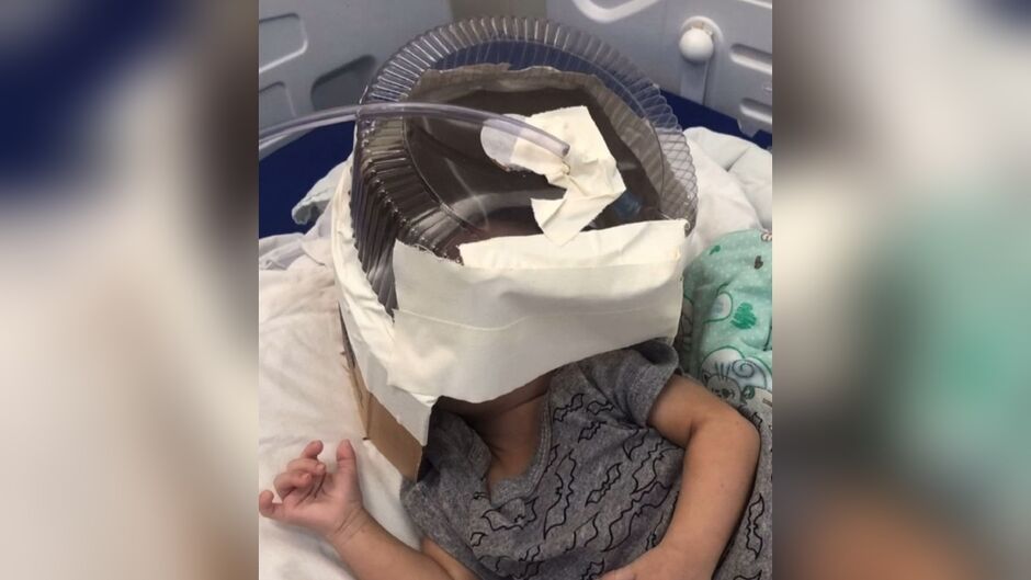 Para a m&atilde;e, apesar do improviso, ela afirma que a equipe m&eacute;dica fez o poss&iacute;vel para atender a crian&ccedil;a