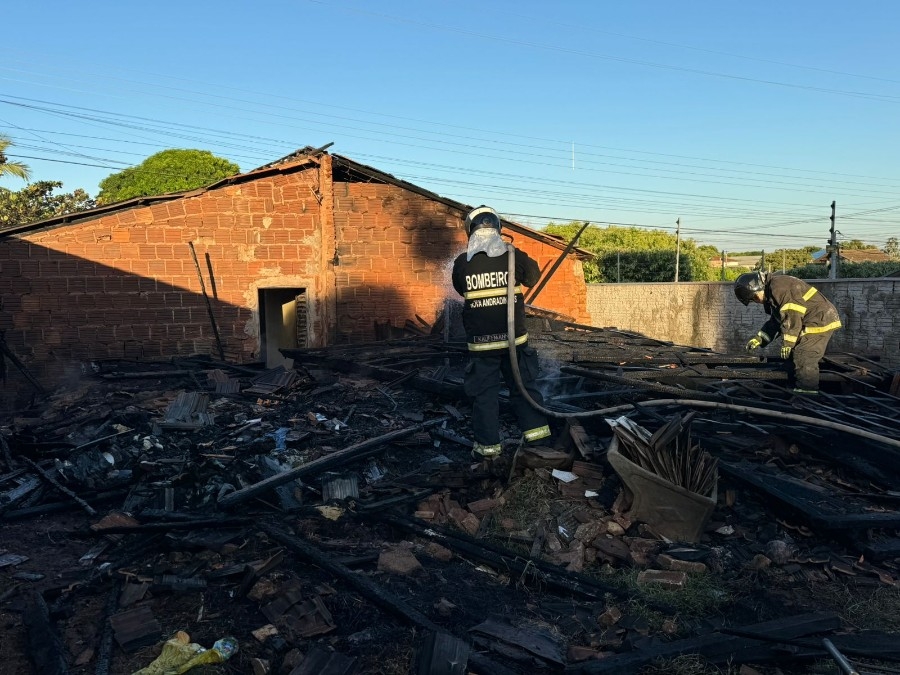 Imóvel destruído pelo fogo em Nova Andradina 