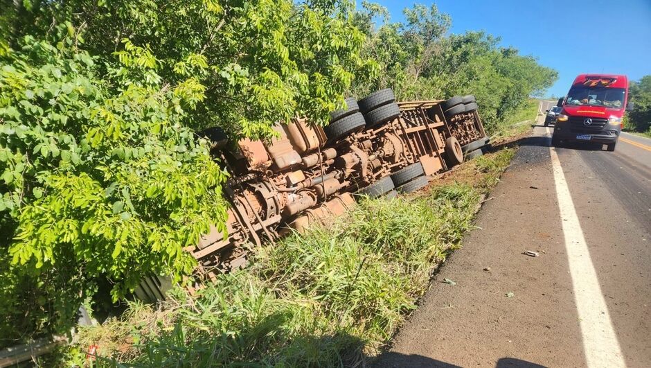 A rodovia ficou com trânsito lento em meia pista