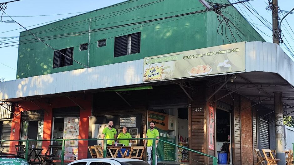 Self-service de caldo de cana faz sucesso no bairro, e atrai gente de várias regiões de Campão