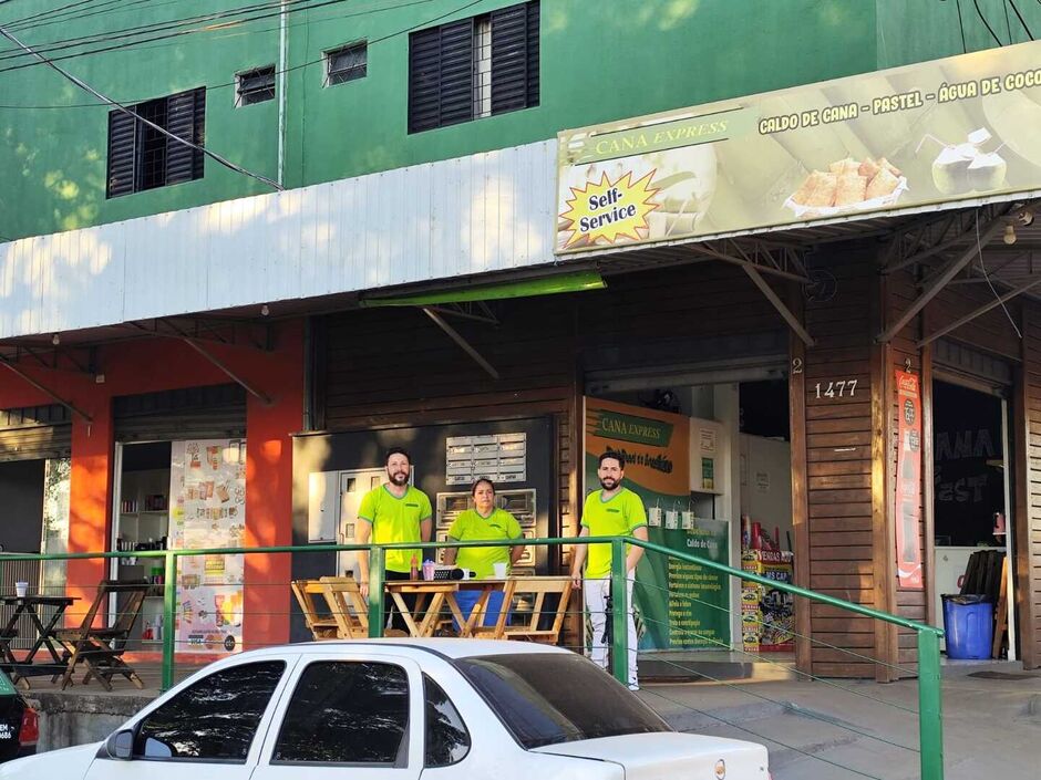 Self-service de caldo de cana faz sucesso no bairro, e atrai gente de várias regiões de Campão