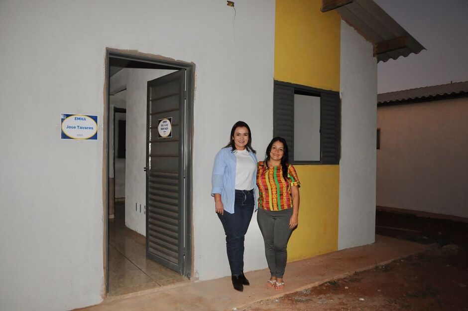 Adriane Lopes esteve na entrega dos contratos 