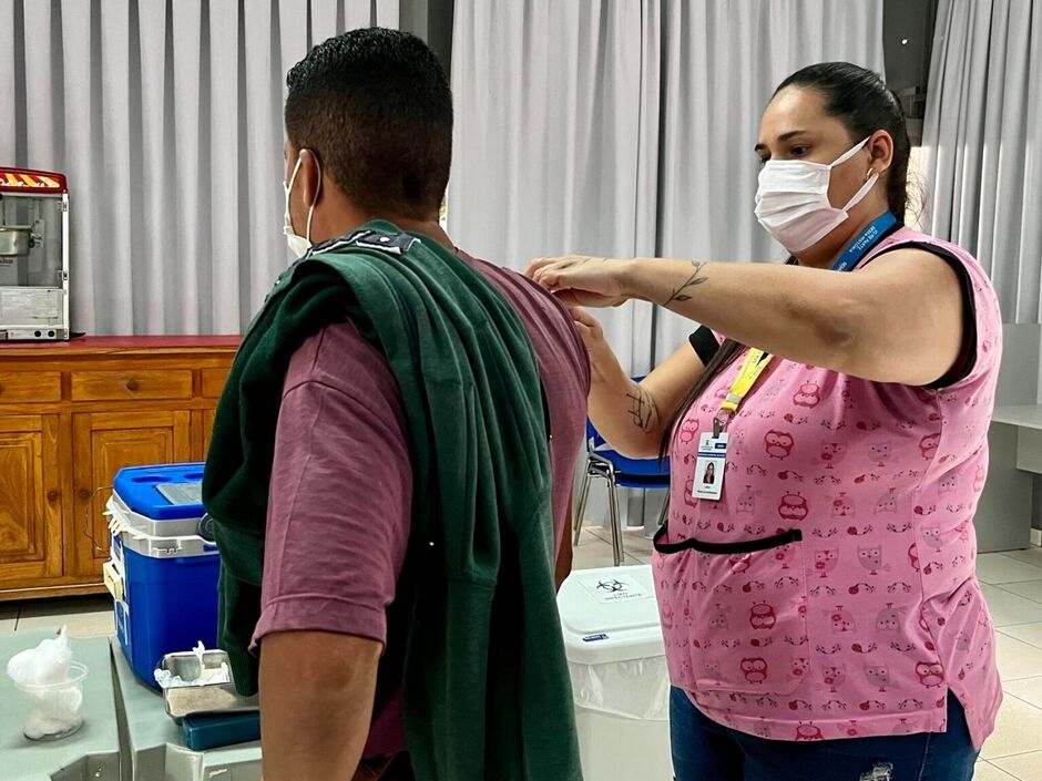 Vacina est&aacute; aberta para maiores de seis meses 