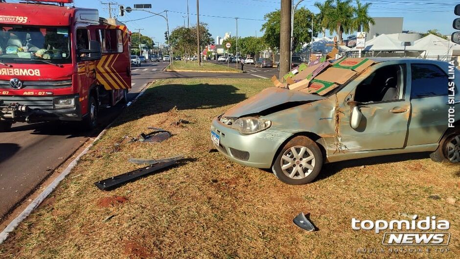 Veículo foi parar no canteiro central da avenida