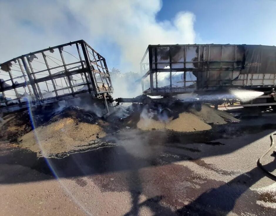 Carreta carregada com milho é incendiada na MS-338, em Bataguassu 