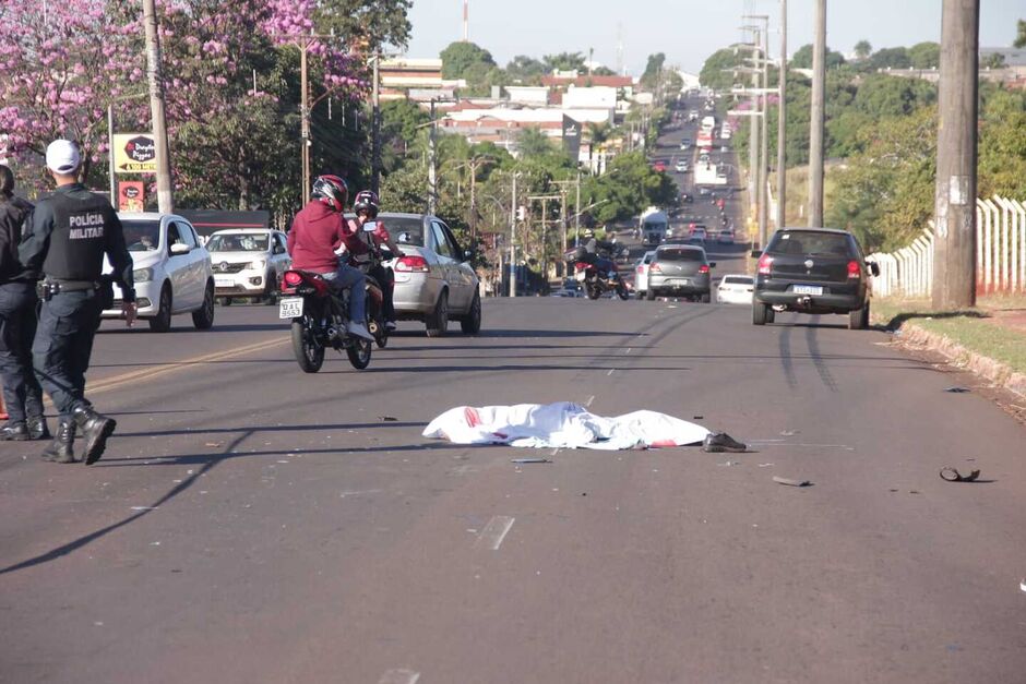 O impacto foi muito forte, quebrando o para-brisa e um dos retrovisores do carro