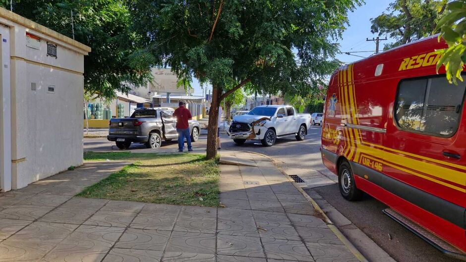 Carro invade preferencial e é atingido por caminhonete na Antônio Maria Coelho (vídeo)