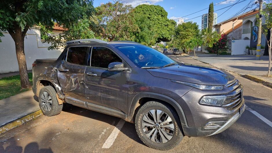 Carro invade preferencial e é atingido por caminhonete na Antônio Maria Coelho (vídeo)