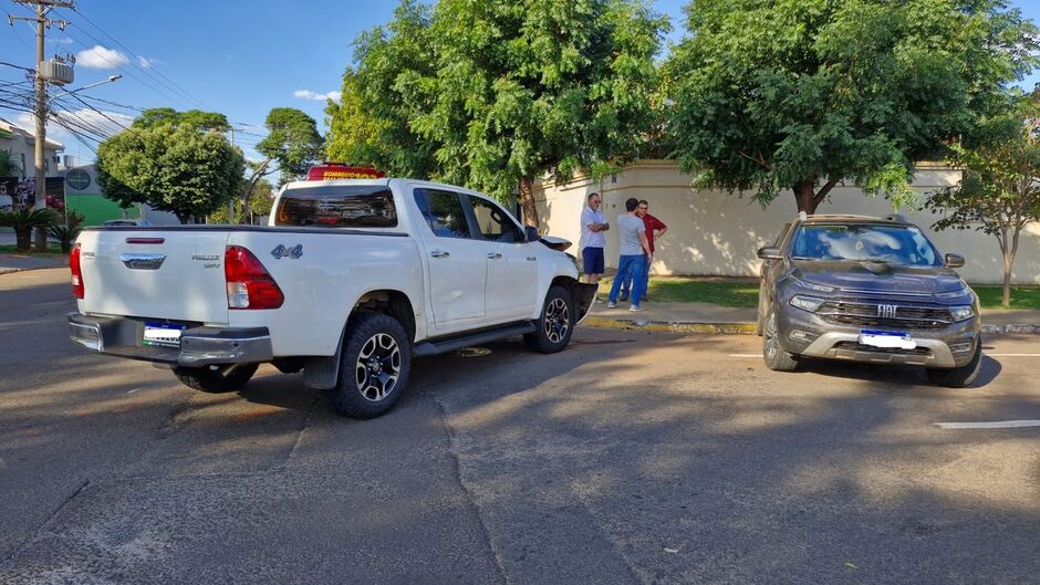 Carro invade preferencial e é atingido por caminhonete na Antônio Maria Coelho (vídeo)