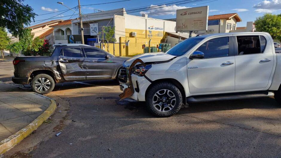 Carro invade preferencial e é atingido por caminhonete na Antônio Maria Coelho (vídeo)
