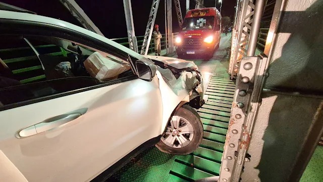 Carro bate em estrutura da Ponte Velha em Aquidauana; ninguém ficou ferido