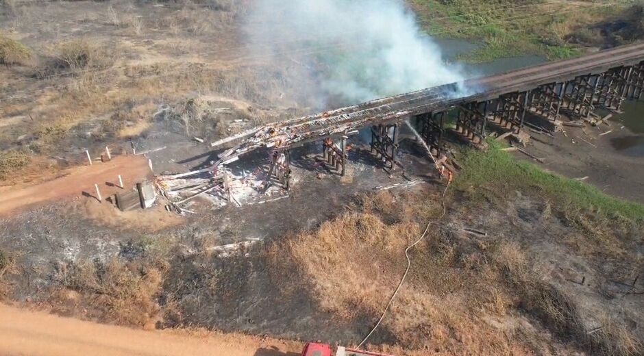 Ponte de madeira tem parte destruída ao ser atingida por fogo no Pantanal, em Corumbá