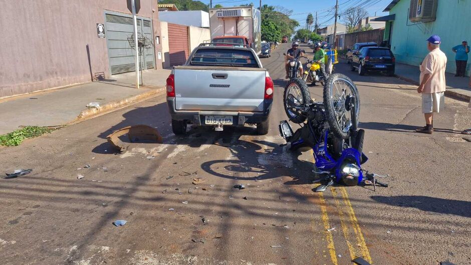 Acidente entre carro e moto deixa mulher em estado grave no Nossa Senhora das Graças 