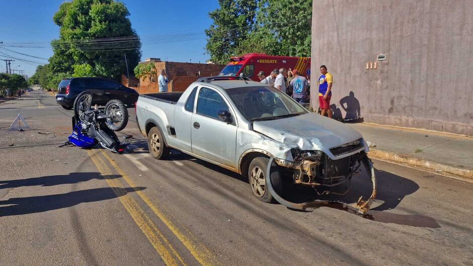 Acidente entre carro e moto deixa mulher em estado grave no Nossa Senhora das Graças 