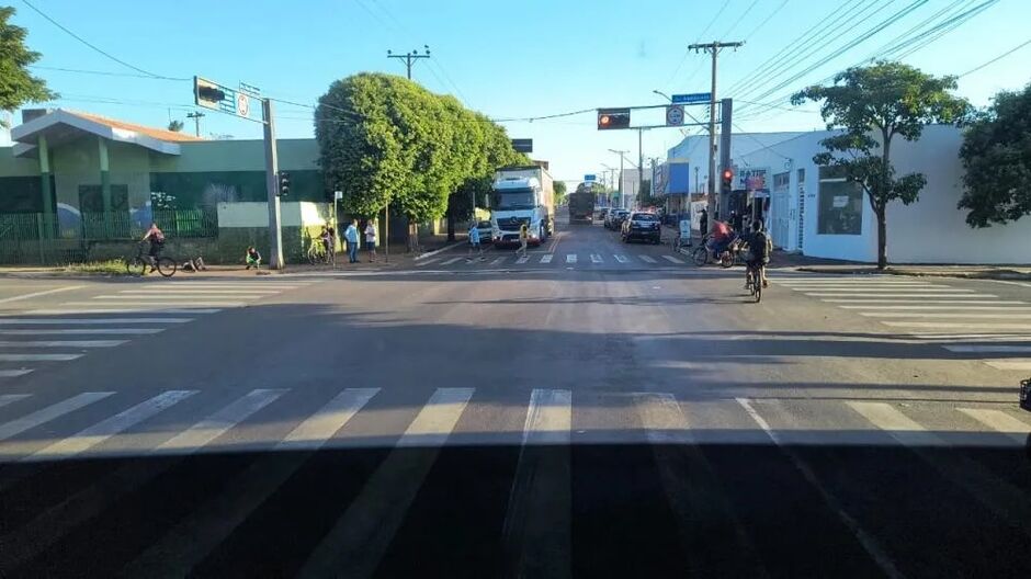 Adolescente é atropelado por caminhão durante saída de escola em Bataguassu