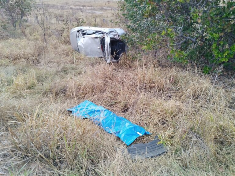 Com o impacto da capotagem o carro ficou completamente destruído