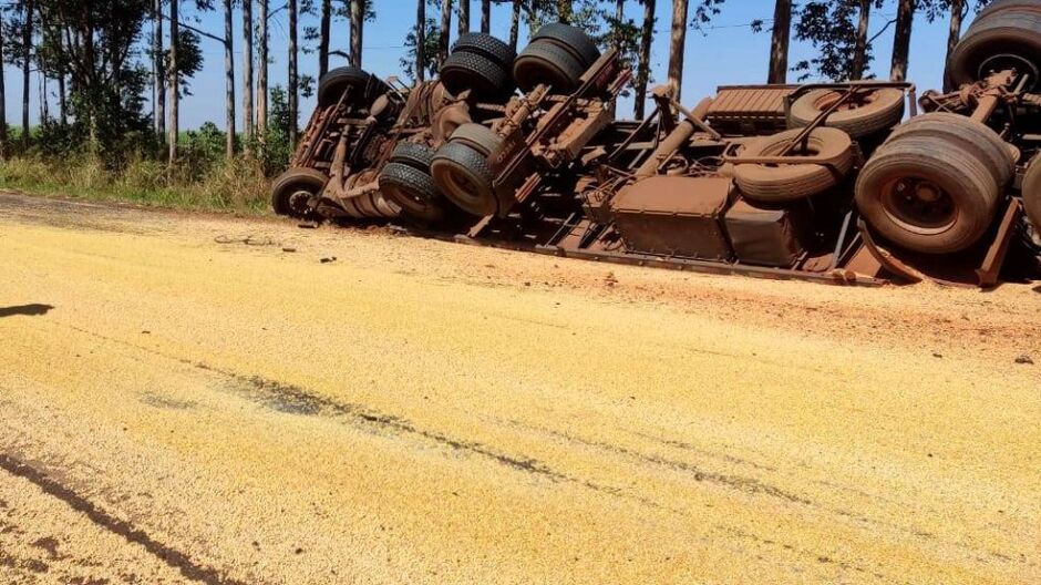 Carreta ficou tombada nas margens da pista