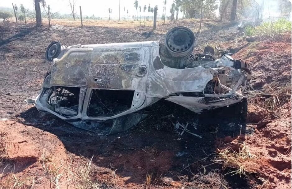 Carro ficou destruído após acidente e incêndio