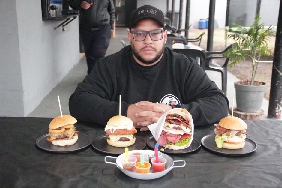 Leandro conta "cabeça vazia é oficina de hambúrguer", dada a criatividade nas receitas