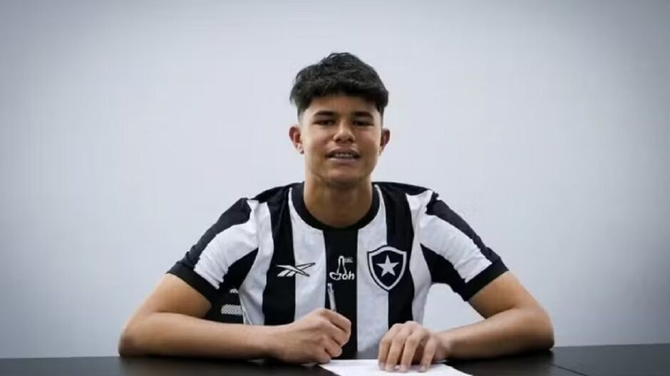 De contrato assinado, Bruninho posou com a camisa do Botafogo