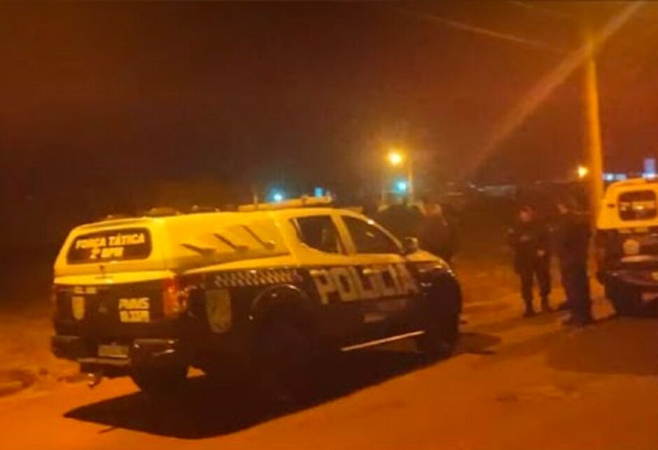Vítima sofreu atentado a tiros em casa 