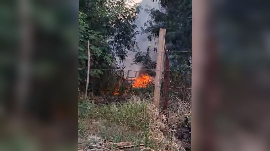 Fogo e fumaça podiam ser vistos de longe 