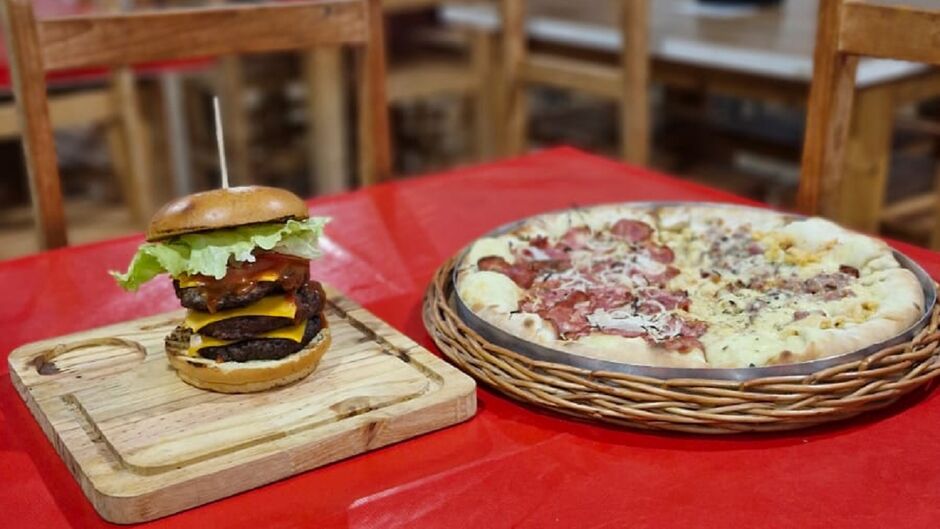 Triplo Burger Cheddar e Pizza, meia calabresa e meia frango com bacon são carros-chefes da casa