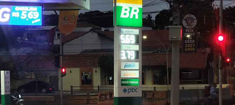 Dois postos subiram gasolina 'minutos' após aumento 