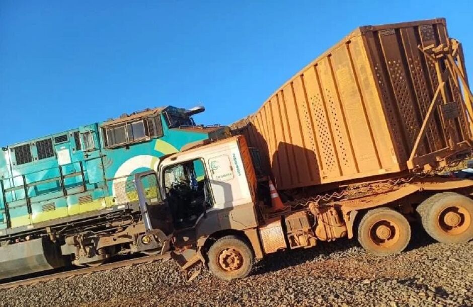 Carreta foi arrastado pelo trem