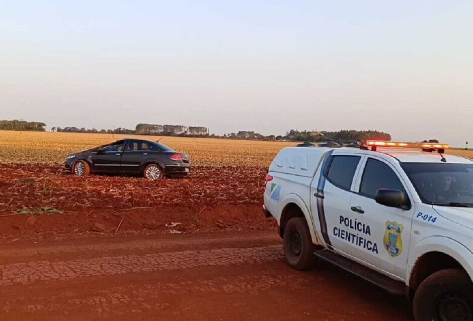 Carro entrou em uma lavoura e capotou