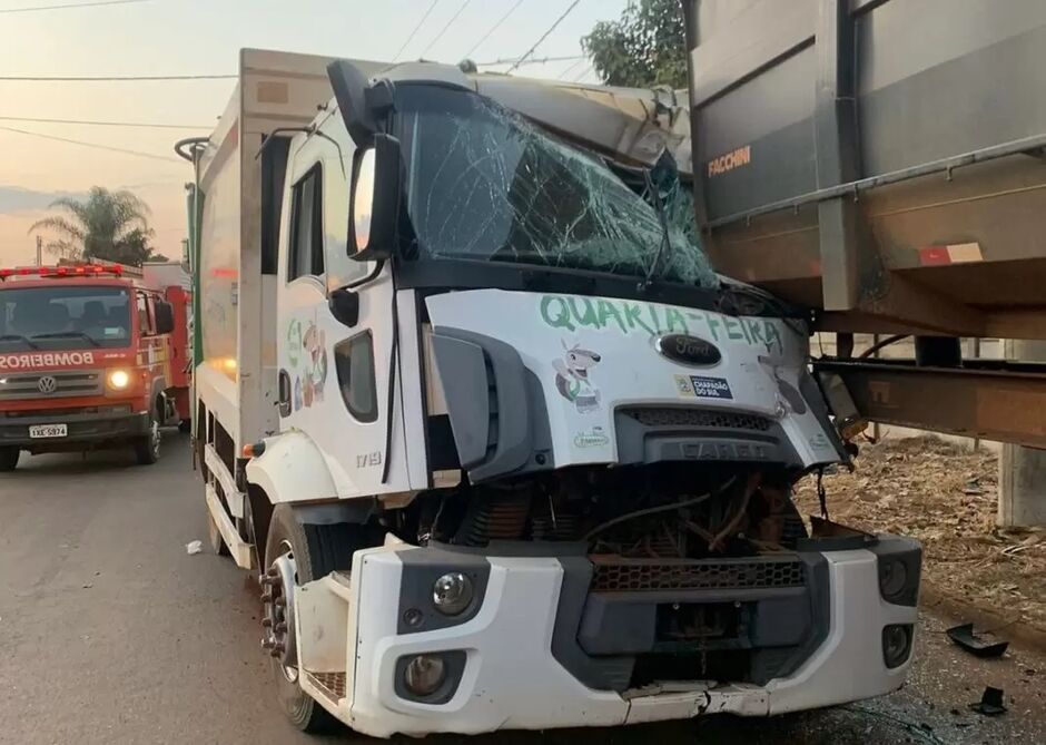 Veículo ficou com a frente bastante danificada