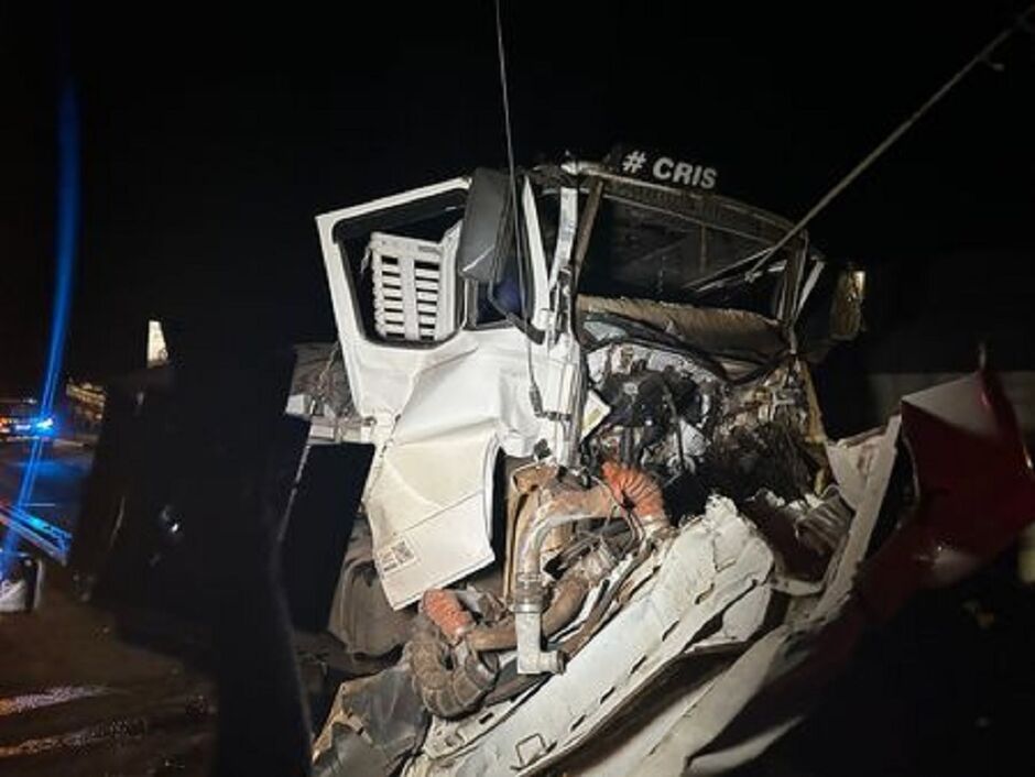 Veículo ficou com a frente toda destruída