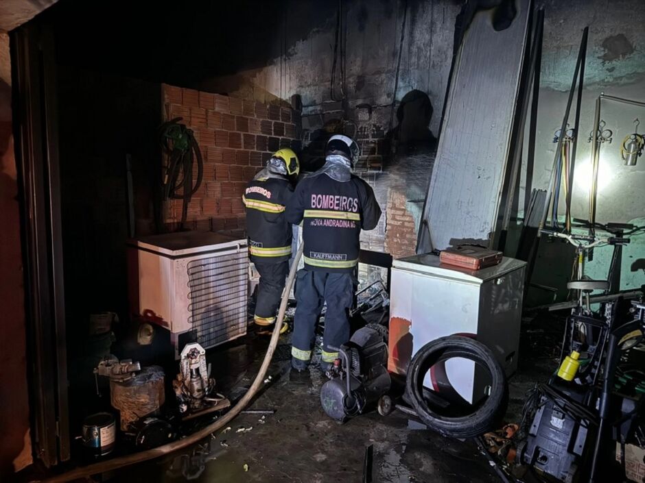 Bombeiros controlaram as chamas no estabelecimento