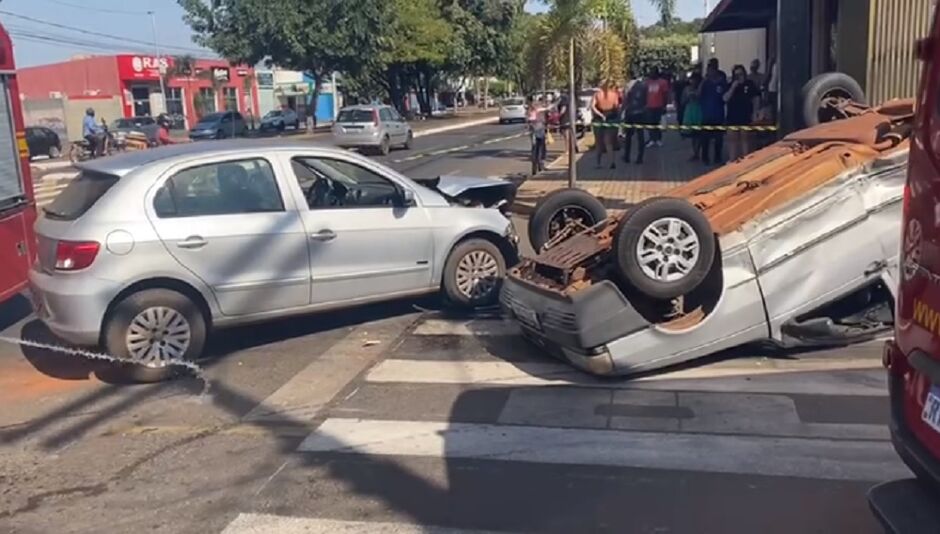 Veículo capotou após colisão