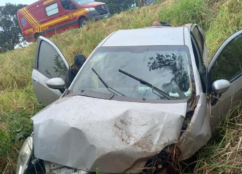 Carro saiu da pista e bateu em um barranco