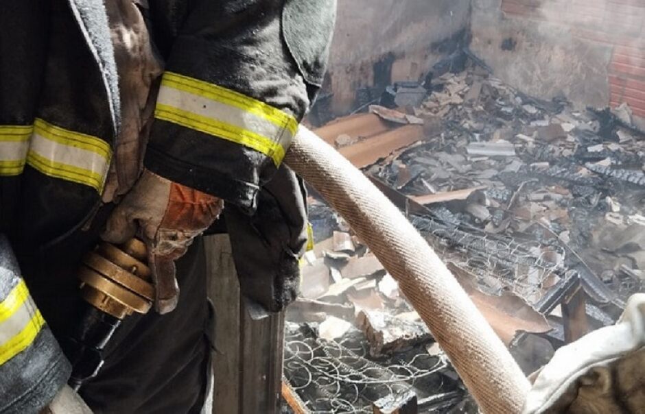 Bombeiros estiveram no local e contiveram as chamas 