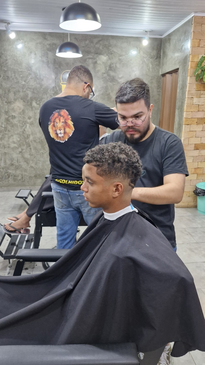 Marcos Vinícius é barbeiro e faz o que ama