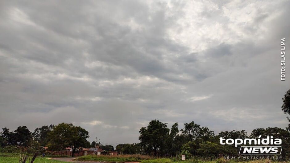 Aliado ao calor, registra-se ainda baixos valores de umidade relativa do ar, entre 15% e 30%