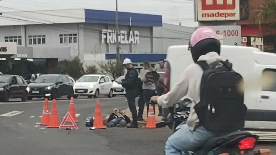  Um motociclista de 55 anos, não identificado, fraturou o tornozelo esquerdo após acidente no cruzamento da Avenida Ceará e Rua Amazonas, em Campo Grande. A vítima estava em uma CG 150, que colidiu com um Toyota Corolla. O acidente ocorreu na manhã desta 