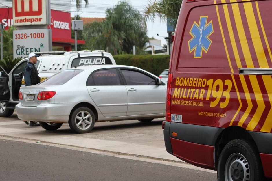  Um motociclista de 55 anos, não identificado, fraturou o tornozelo esquerdo após acidente no cruzamento da Avenida Ceará e Rua Amazonas, em Campo Grande. A vítima estava em uma CG 150, que colidiu com um Toyota Corolla. O acidente ocorreu na manhã desta 