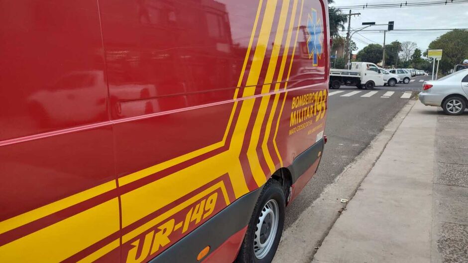  Um motociclista de 55 anos, não identificado, fraturou o tornozelo esquerdo após acidente no cruzamento da Avenida Ceará e Rua Amazonas, em Campo Grande. A vítima estava em uma CG 150, que colidiu com um Toyota Corolla. O acidente ocorreu na manhã desta 